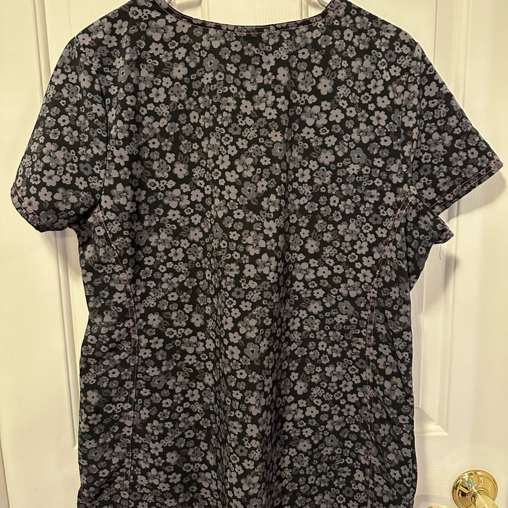 Heartsoul large scrub top. - Picture 2 of 2